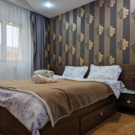 Modern Oasis With A Cozy Fireplace Your Stylish Apartment Minutes From Downtown Bukarest Exterior foto