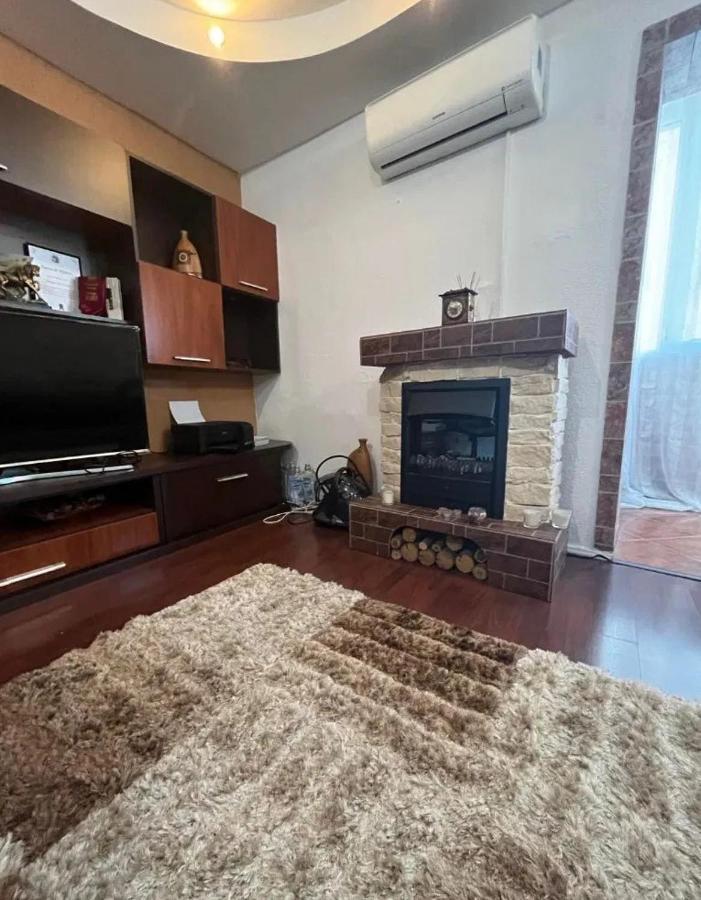 Modern Oasis With A Cozy Fireplace Your Stylish Apartment Minutes From Downtown Bukarest Exterior foto